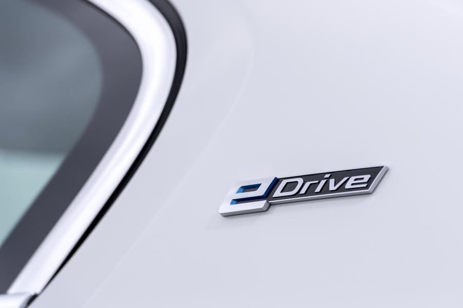 Логотип BMW 530e 2017 года  (WW) (фото 29 из 57)